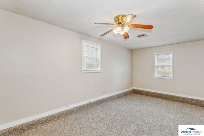 Building Photo - 2 bedroom near Wichita State University