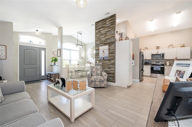 Building Photo - 702 Via Bianca Dr