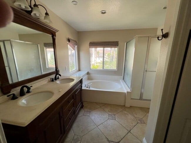 Building Photo - Rolling Hills Ranch! Spacious 4 Bedroom 2....