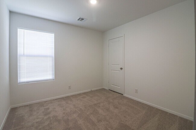 Building Photo - 3202 S 15th Pl