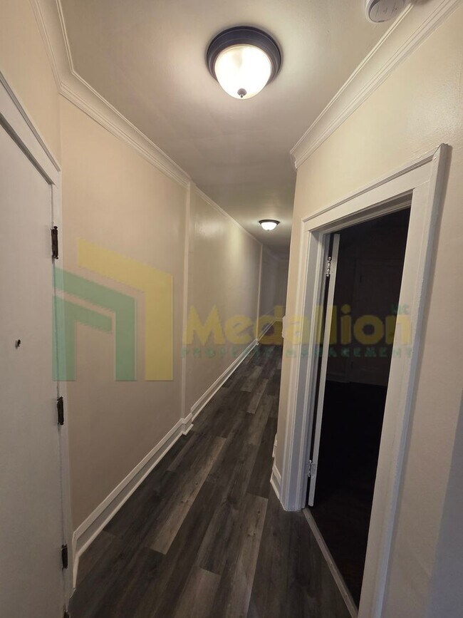 Building Photo - Beautifully Updated 2-Bedroom Apartment – ...