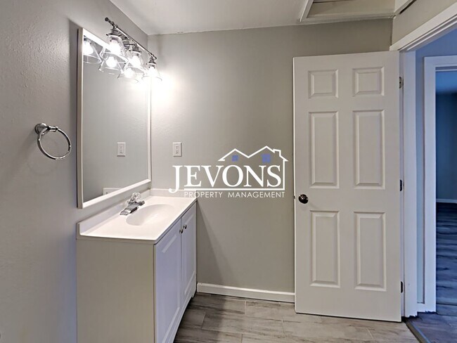 Building Photo - 3303 S Ainsworth Ave