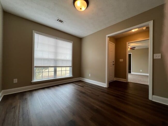 Building Photo - 4 Bedroom, 2 Bath Home in Lee County!