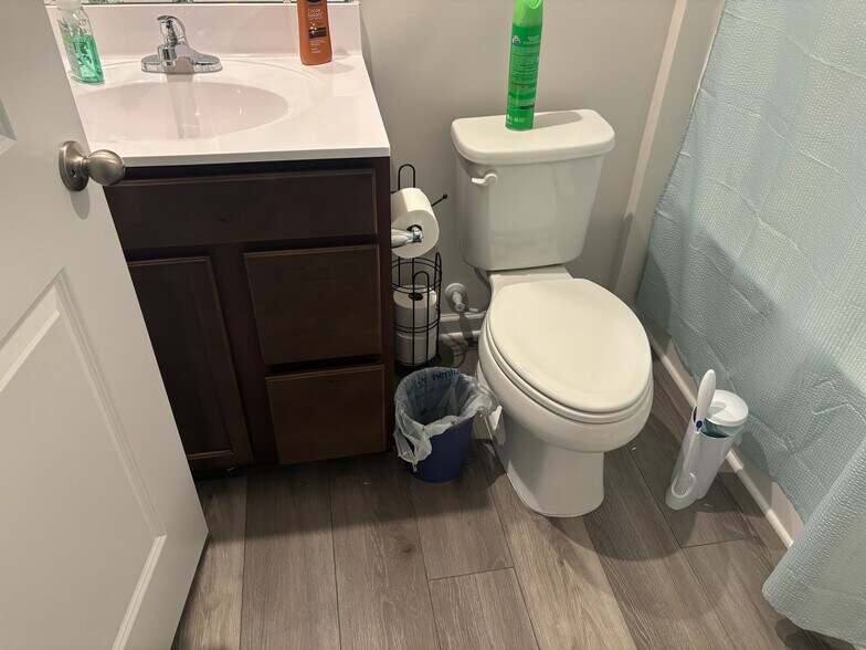 Building Photo - Room in House on Glacis Ct