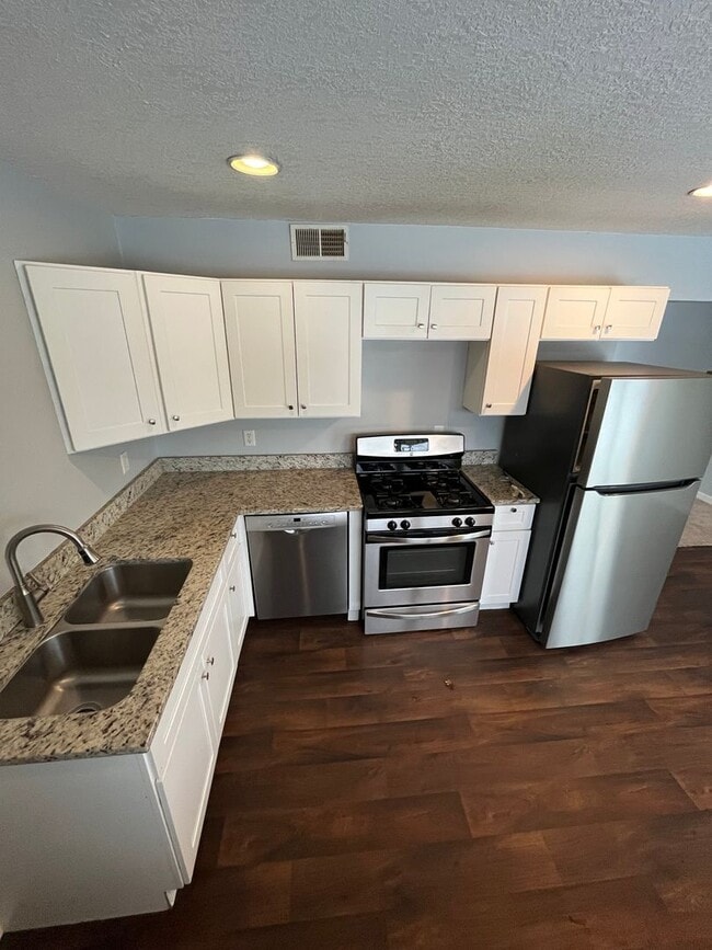 Building Photo - New 3 bedroom listing! Move in special!