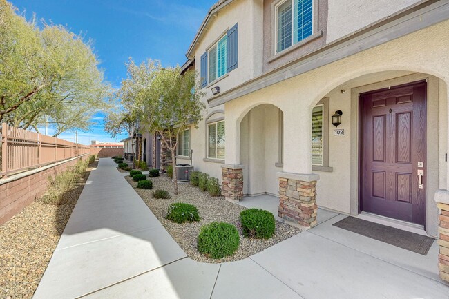 Building Photo - Modern 3 Bedroom Townhouse near Blue Diamond