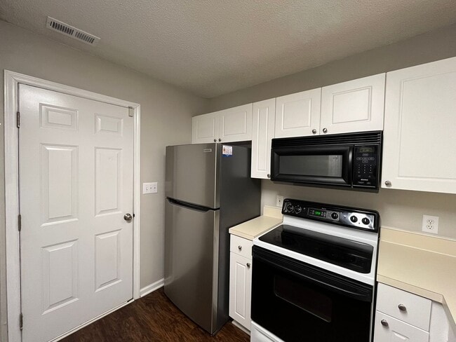 Building Photo - Charming 2BD, 2.5BA Townhome in an Excellent Community with Amenities