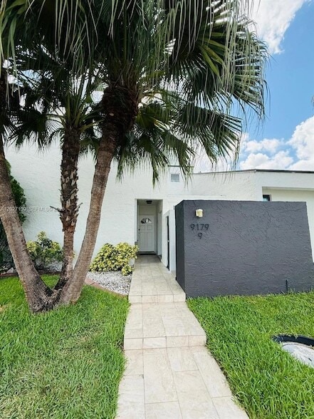 Building Photo - 9179 Fontainebleau Blvd