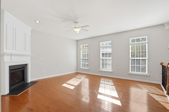 Building Photo - STUNNING TOWNHOME-AVAILABLE FOR IMMEDIATE ...