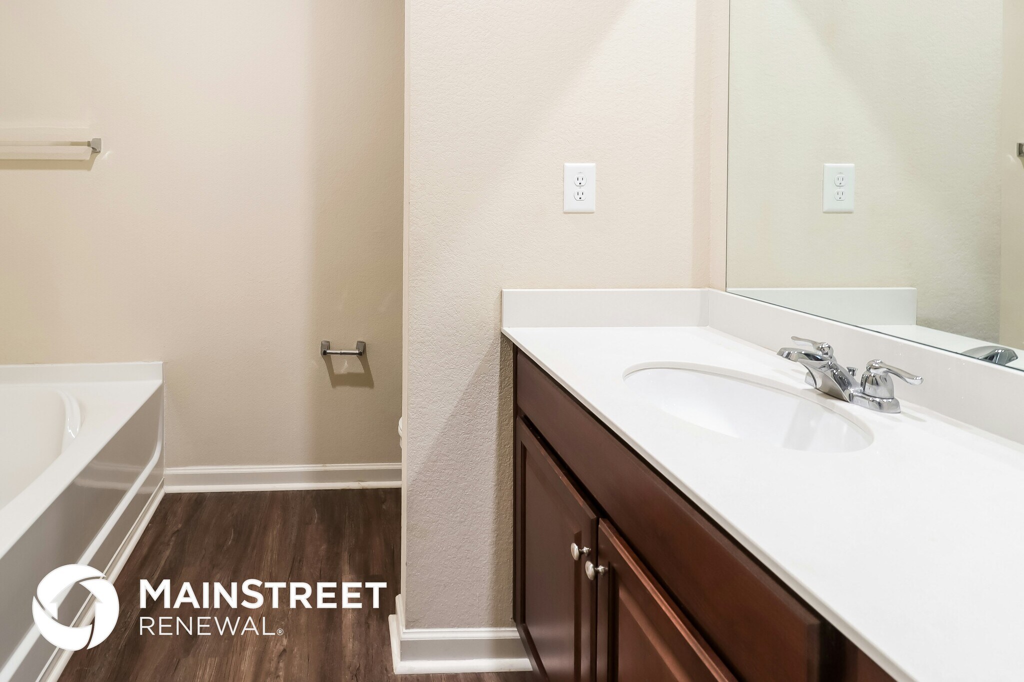 Building Photo - 585 Clover Cir