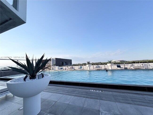 Building Photo - 2000 Metropica Wy