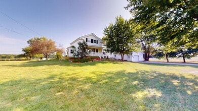 Building Photo - Country living in South Central! 3 bed/3 baths and large garage