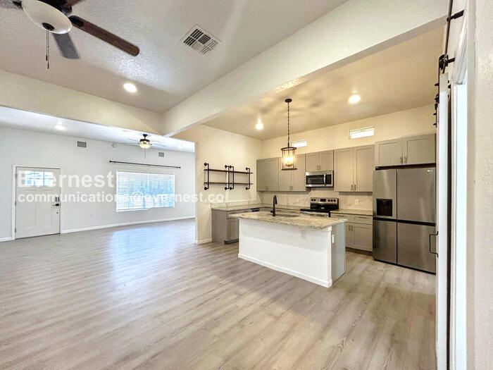 Building Photo - 207 University Ave.