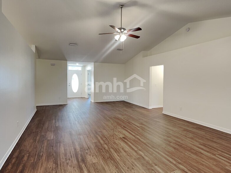 Building Photo - 3256 Silverado Cir