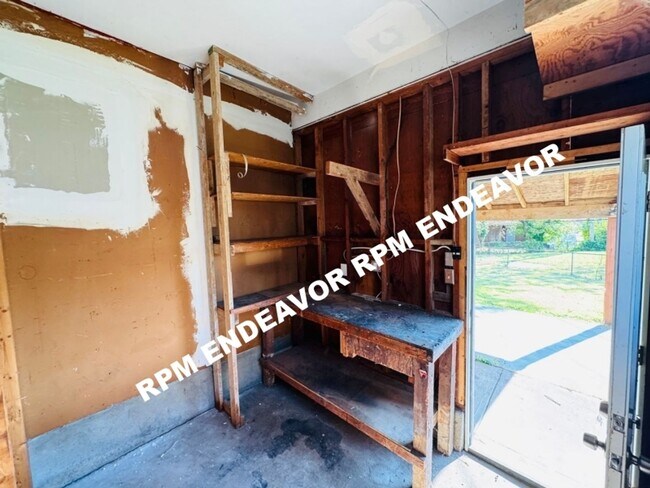 Building Photo - 3 Bed 1.5 Bath. Move in Ready! Deposit Fre...