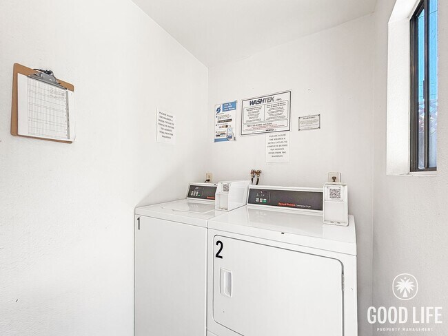 Building Photo - Comfortable 1BD/1BA Upper-Level Condo in North Park with Reserved Parking & On-Site Laundry