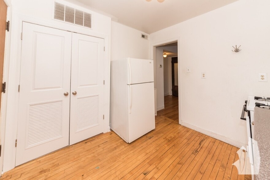 Building Photo - 1509 W Barry Ave