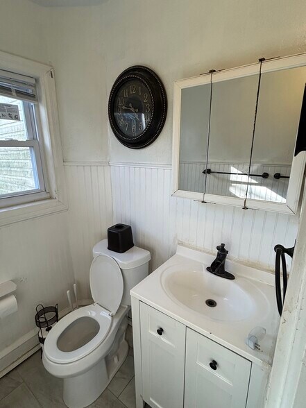 Building Photo - 245 Pensdale St