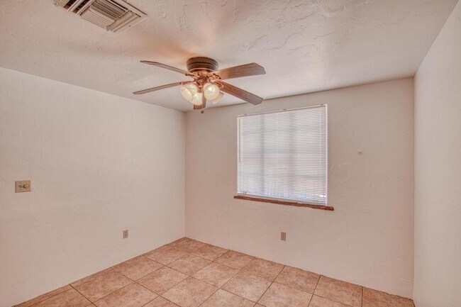 Building Photo - 1304 E Linden St