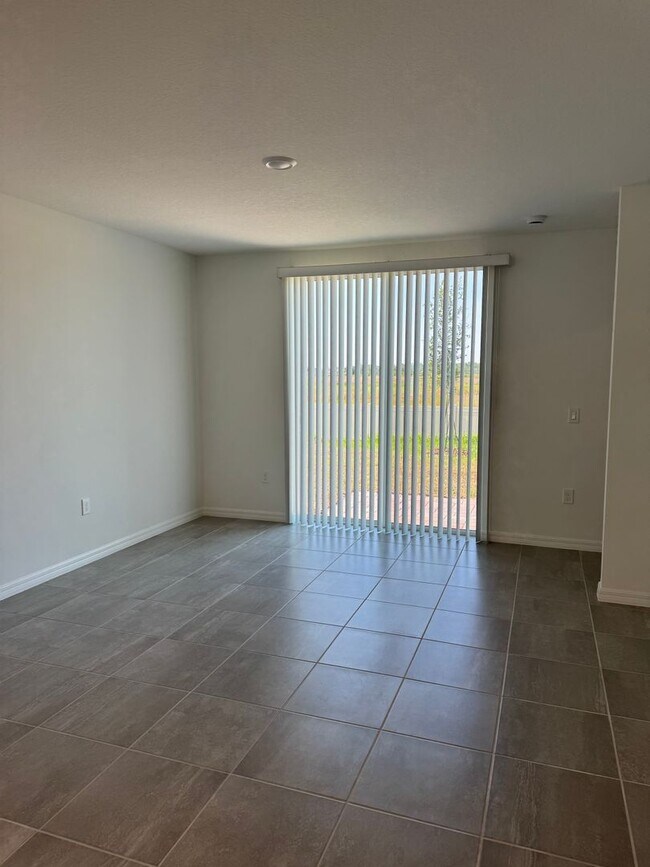 Building Photo - 3 Bedroom 2 Bath with Double Car Garage in Poinciana!