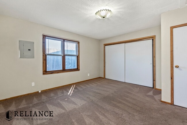 Building Photo - 615 N Doris St