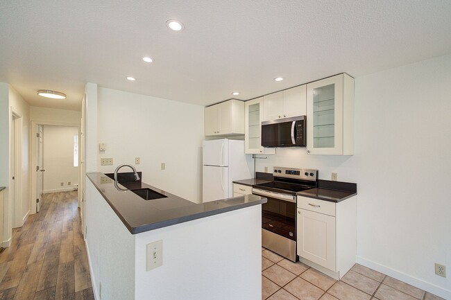 Building Photo - 2Bd/1Ba Issaquah Duplex