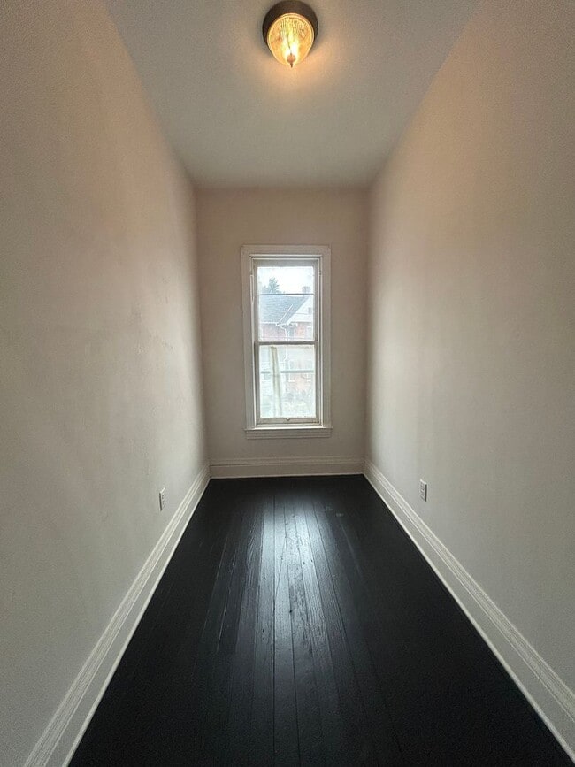 Building Photo - Spacious 4 bedroom in York