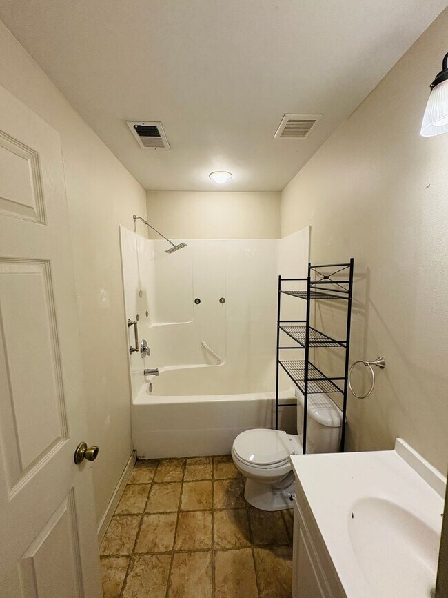 Building Photo - 3 bedroom 1 bathroom house with large yard!