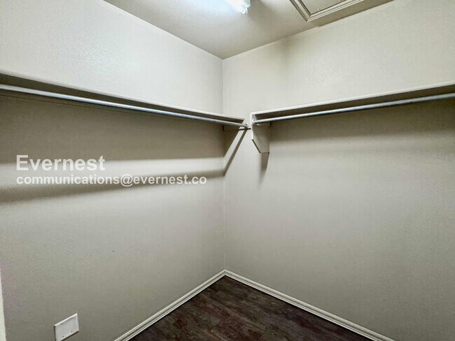 Building Photo - 10443 S James St
