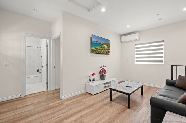 Building Photo - Stylish & Bright 2 Bed 2 Bath | Fully Furn...