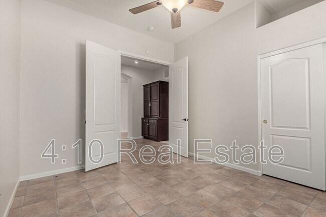 Building Photo - 463 W Canary Way