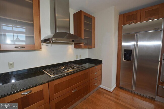 Building Photo - 5750 Bou Ave