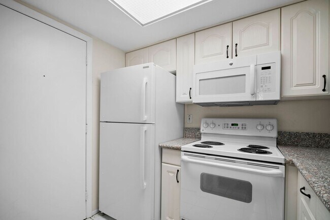 Building Photo - Beautiful Two-story condo 2bedrooms 2 bath...
