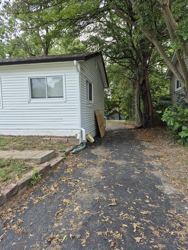 Building Photo - 10425 Earl Dr