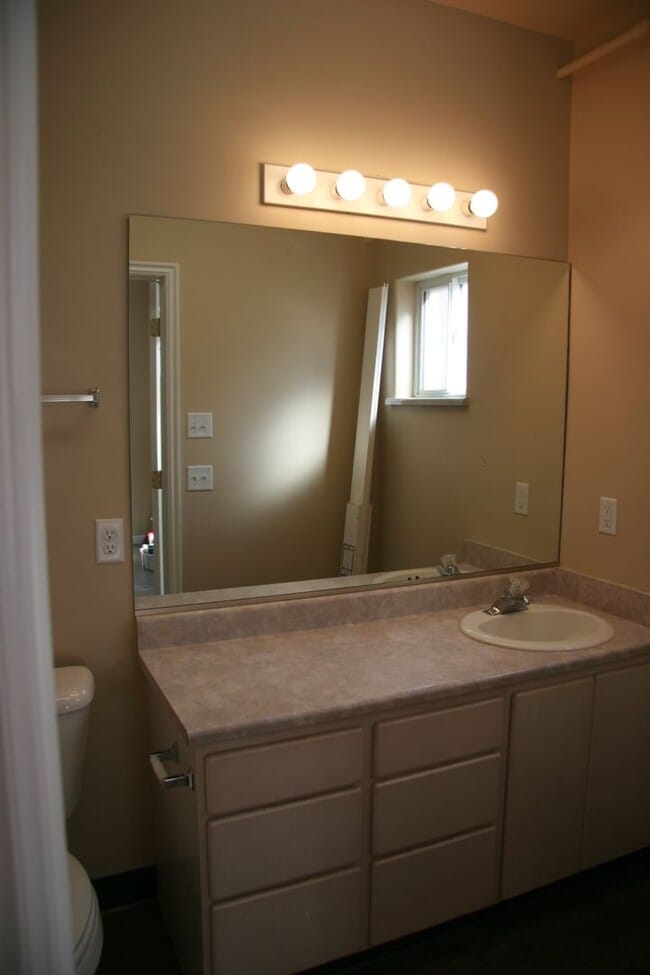 Building Photo - N101 Studio Apartment Available Now UTILIT...