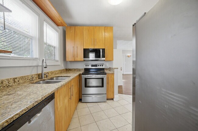 Building Photo - GORGEOUS 4 BED, 2.5 BATH HOME FOR RENT IN NORFOLK!