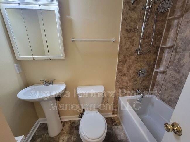 Building Photo - 116 Magnolia Dr