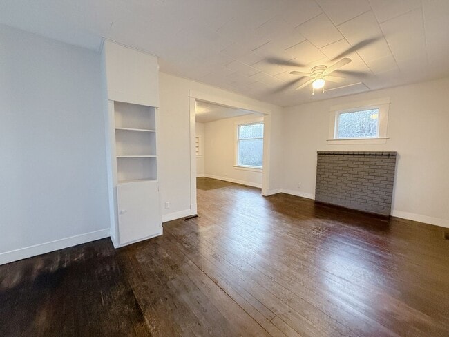 Building Photo - Available Now - 2bed, 1 bath house