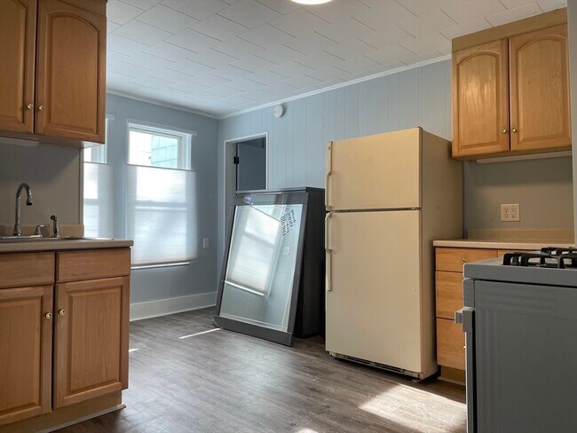 Building Photo - 56 Echo St