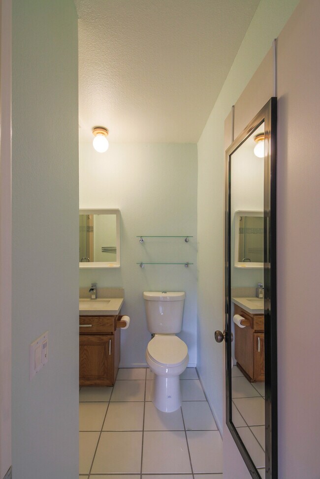 Building Photo - Beautiful Tri-Level 2BD + BONUS ROOM 3BA T...