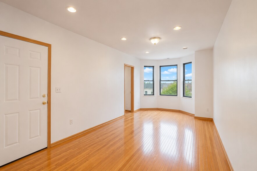 Building Photo - 3213 S Green St