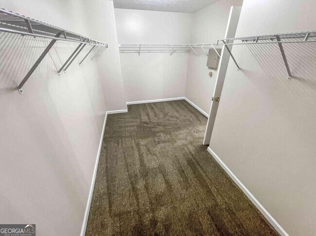 Building Photo - 6205 Tree Ridge Dr N W