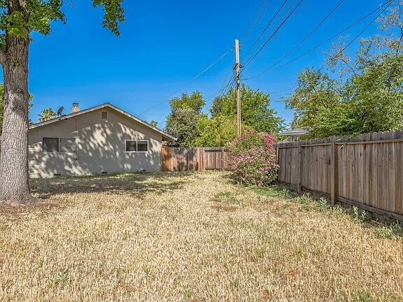 Building Photo - This is a charming 2 bedroom, 1 bathroom, 1 car garage duplex