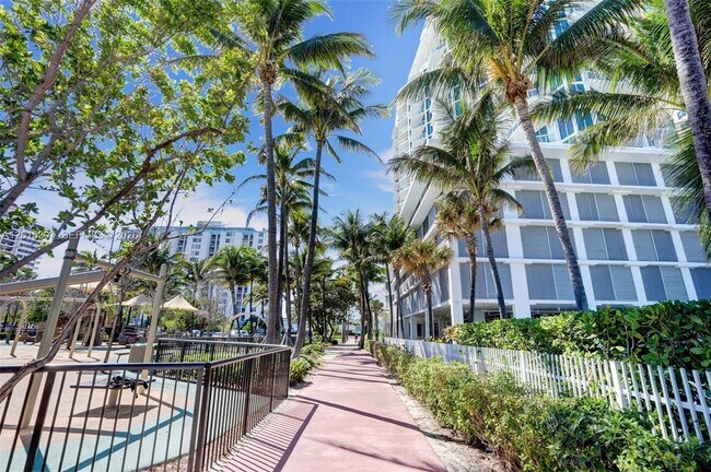 Building Photo - 6515 Collins Ave