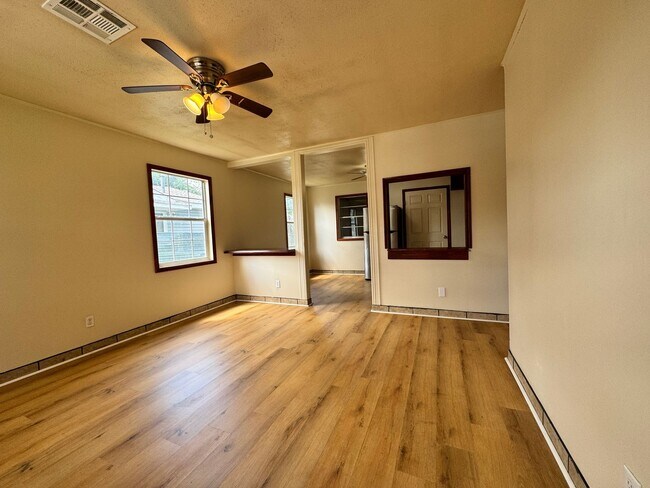 Building Photo - 3 Bedroom 2 Bathroom Home in SW Oklahoma C...