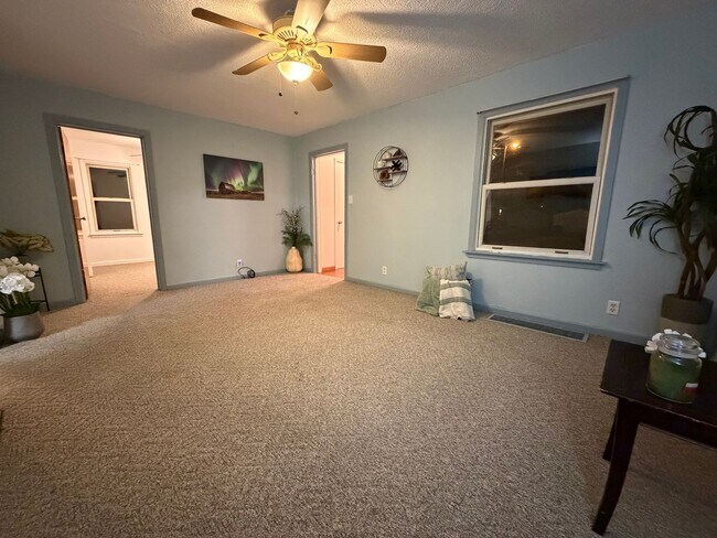 Building Photo - 3 bed, 1 bath home in Evansdale.