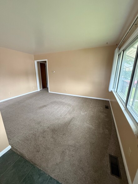 Entryway/Livingroom - 1601 Crook Ave
