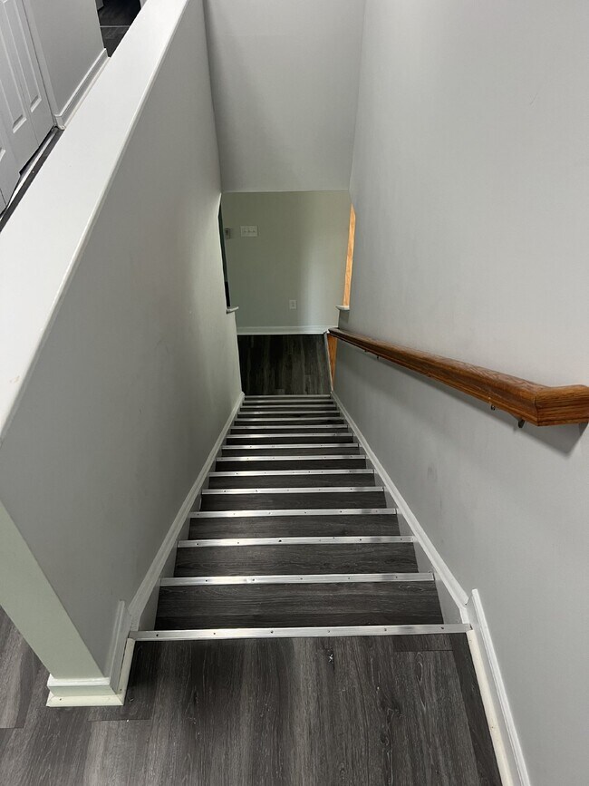 Building Photo - Spacious 6-Bedroom Home with 3 Bathrooms i...
