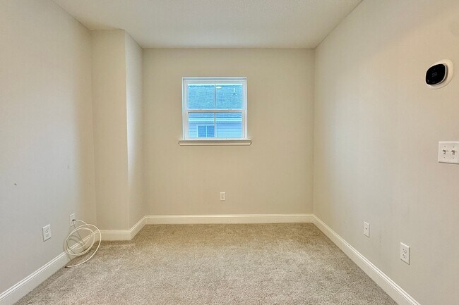 Building Photo - AVAILABLE NOW! (Pet Friendly)