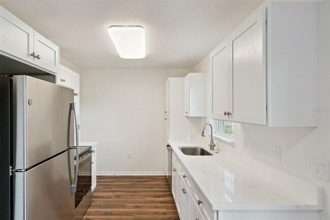 Building Photo - 1075 N Rockingham Ave